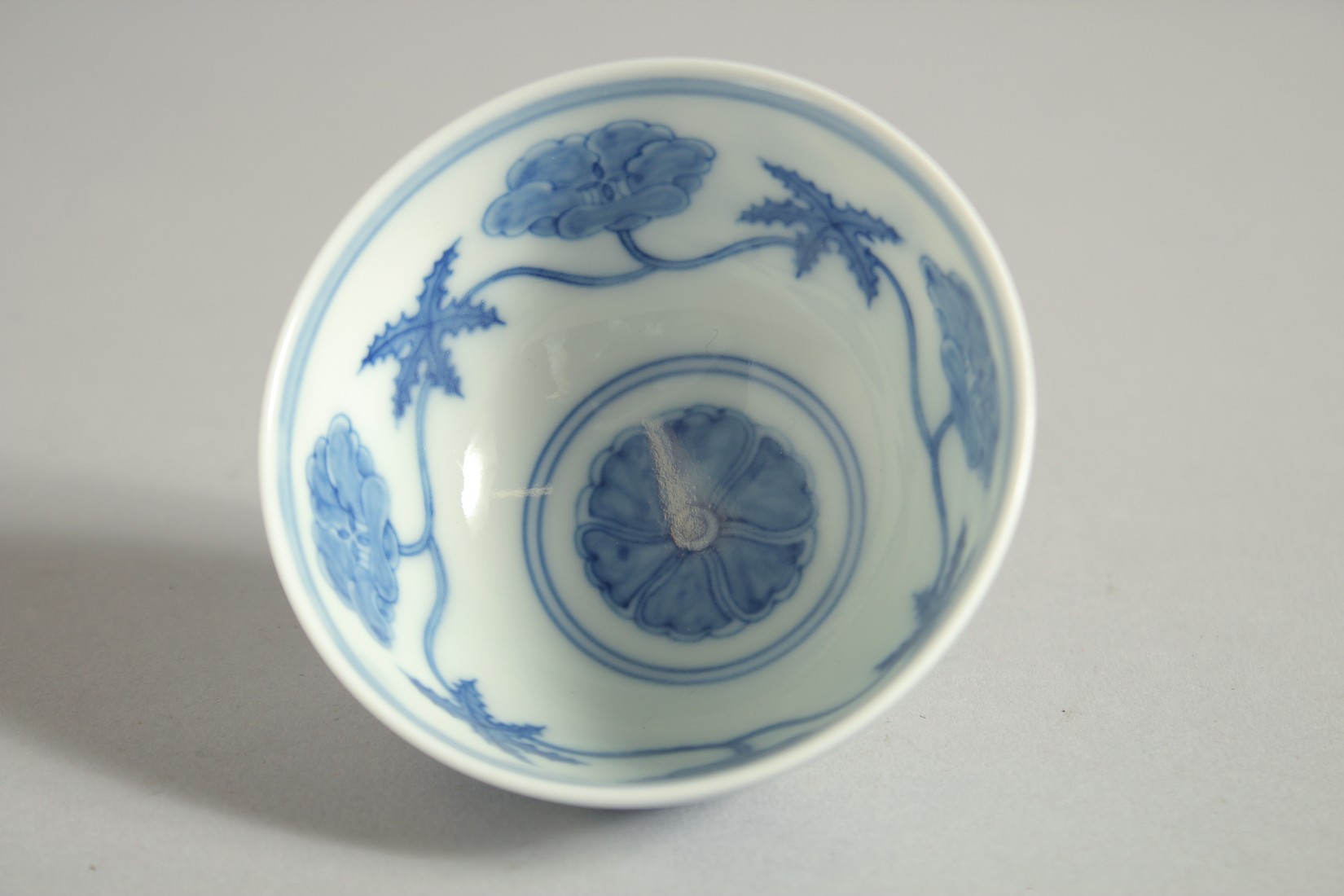 A CHINESE BLUE AND WHITE PORCELAIN CUP, 7.5cm diameter. - Image 3 of 5