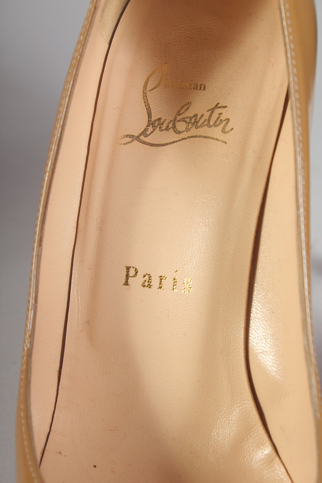 A PAIR OF CHRISTIAN LOUBOUTIN COFFEE COLOUR SHOES SIZE 37. - Bild 3 aus 7