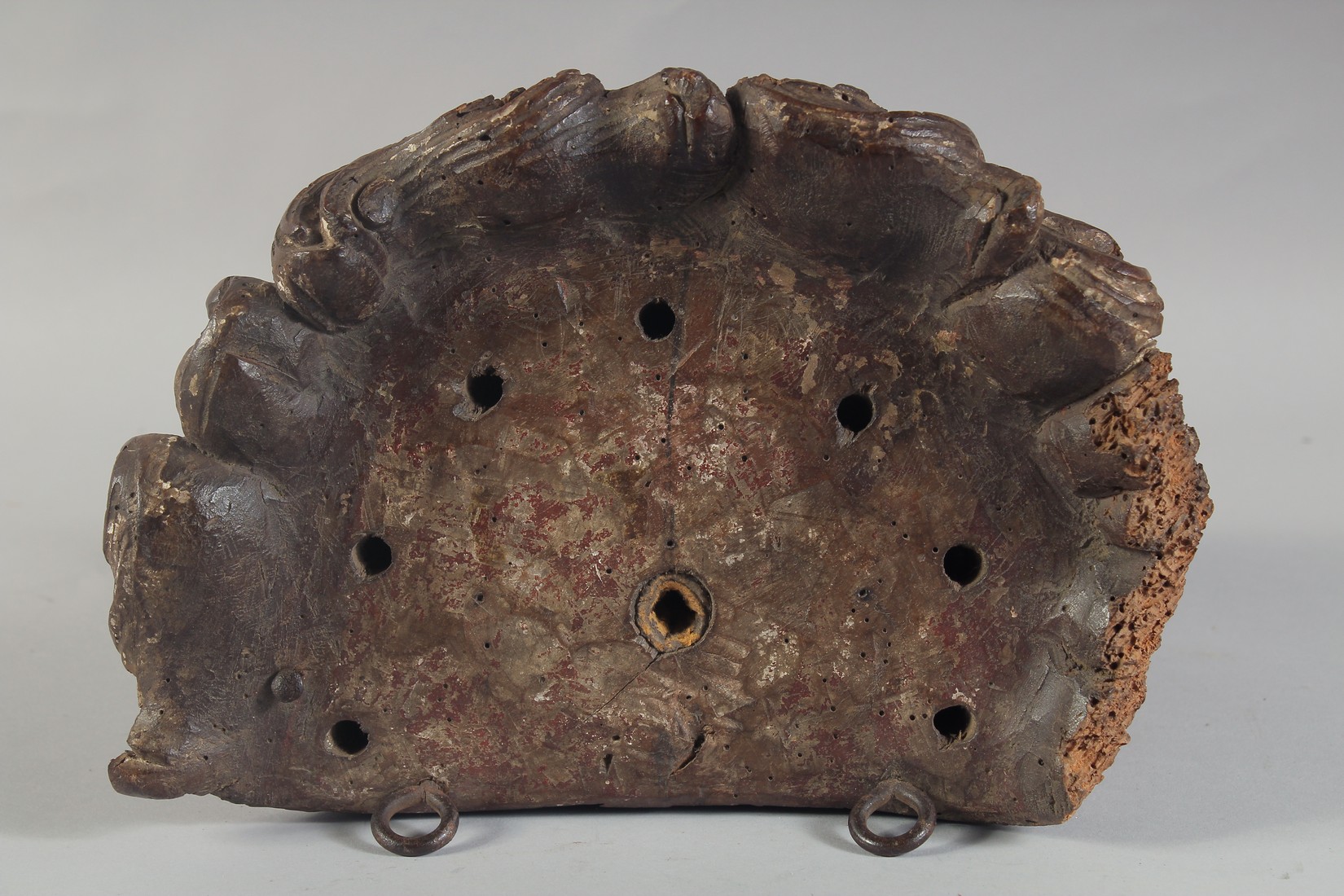 A GOOD 18TH CENTURY CARVED AND GILDED LIMEWOOD WALL BRACKET. 7ins high x 10ins wide. - Image 4 of 5