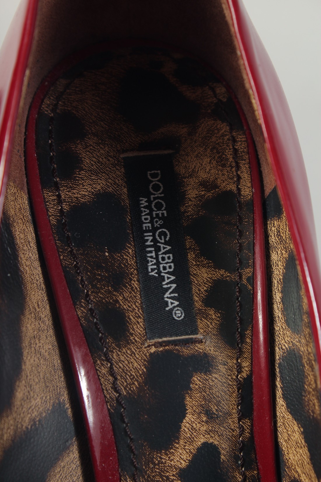 A PAIR OF DOLCE AND GABBANA RED HIGH HEEL SHOES. Size 37. - Bild 4 aus 7