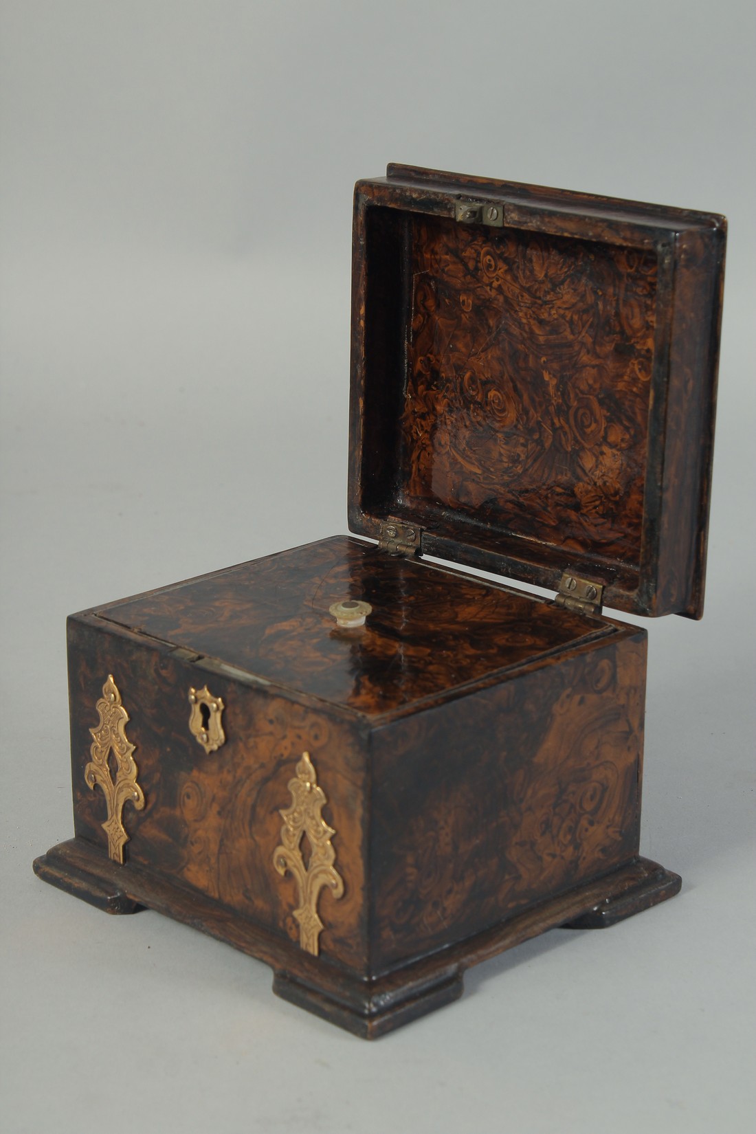 A CHILD & SON OF BRIGHTON CADDY AND COVER with brass mounts. 4.5ins. - Image 2 of 4