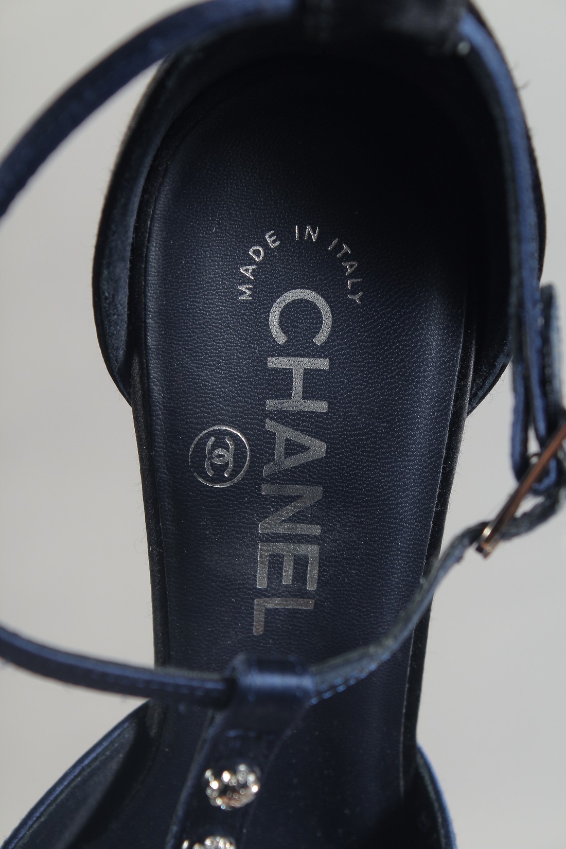 A PAIR OF CHANEL BLUE SATIN SHOES with diamantes. Size 37. - Bild 4 aus 8