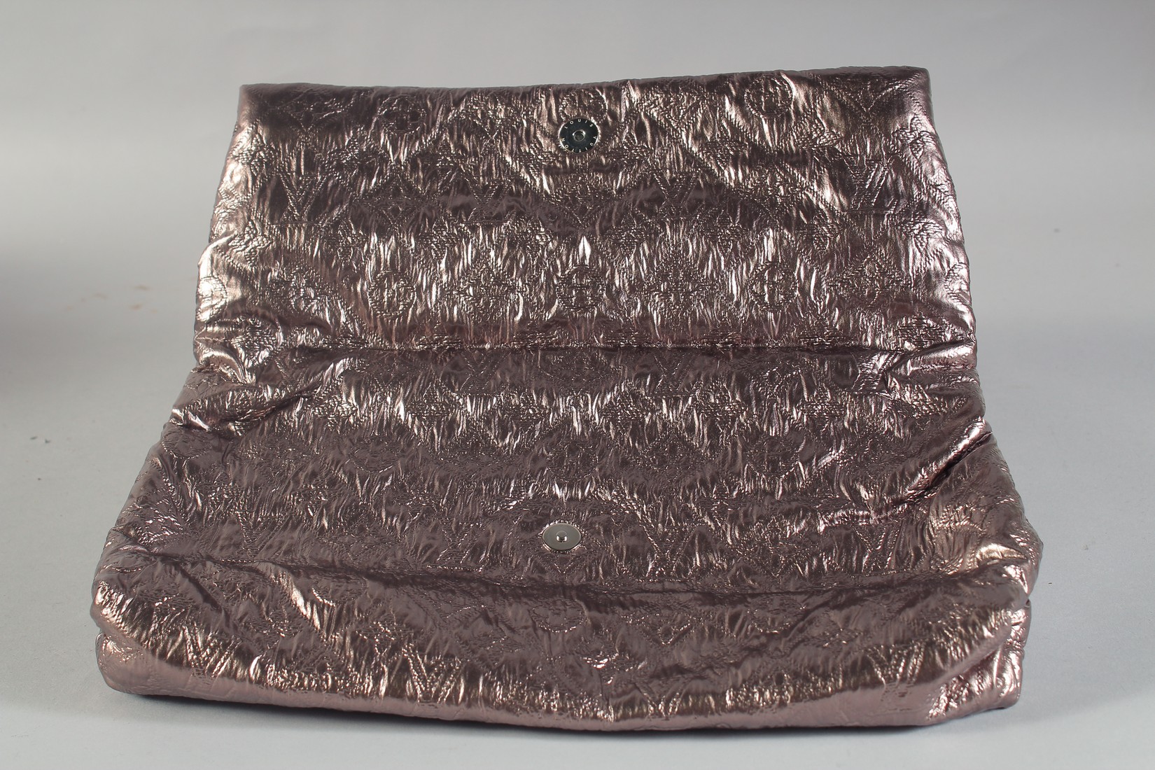 A LOUIS VUITTON FOLDING SILVER METALLIC CLUTCH BAG with folding front. 12ins long, 7ins deep, in - Bild 3 aus 7