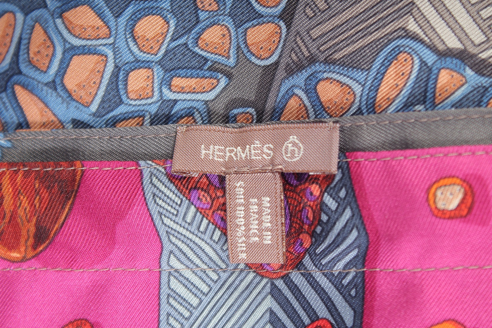 A HERMES SILK TOTE BAG "CHEMIN de CORAIL". The front with a pocket. 38cm x 30cm. - Bild 6 aus 6