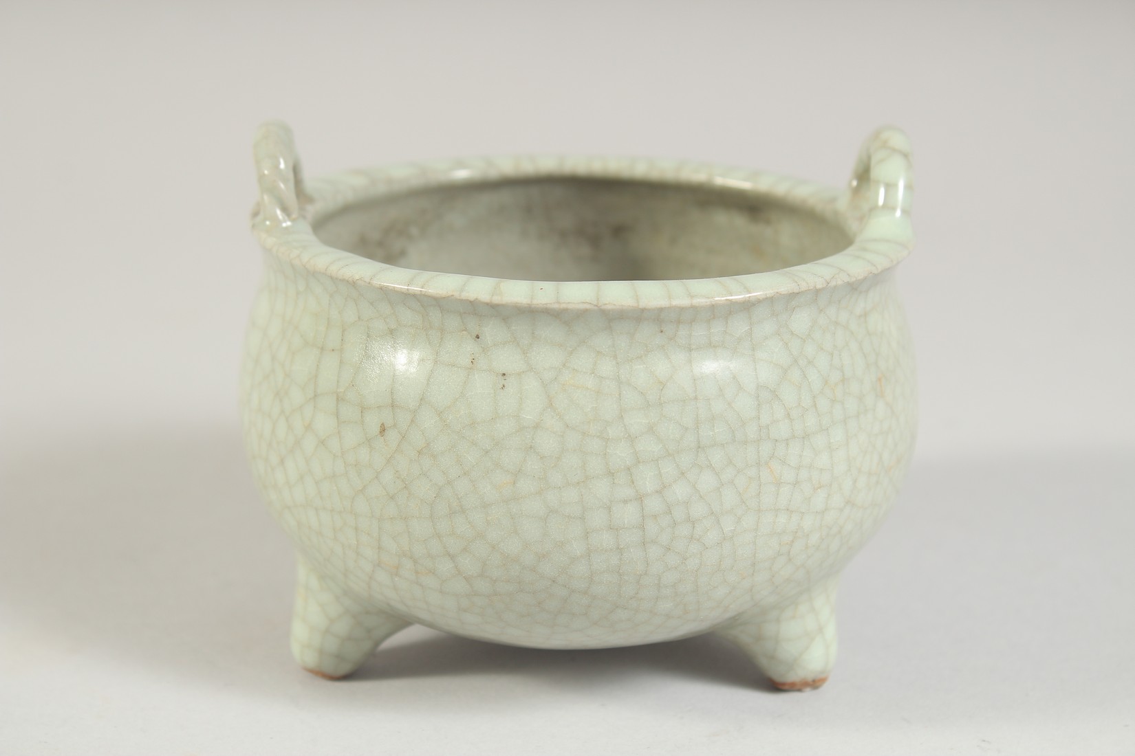 A GOOD SMALL CHINESE CRACKLE GLAZE CENSER.