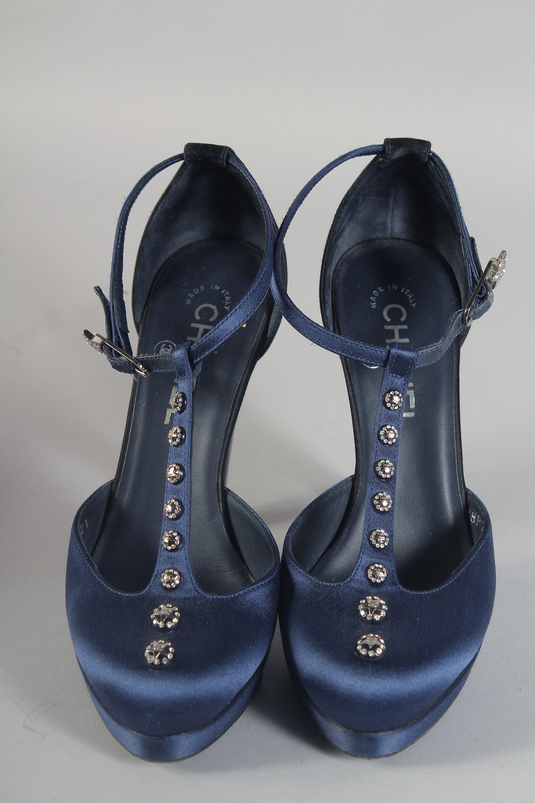 A PAIR OF CHANEL BLUE SATIN SHOES with diamantes. Size 37. - Bild 2 aus 8