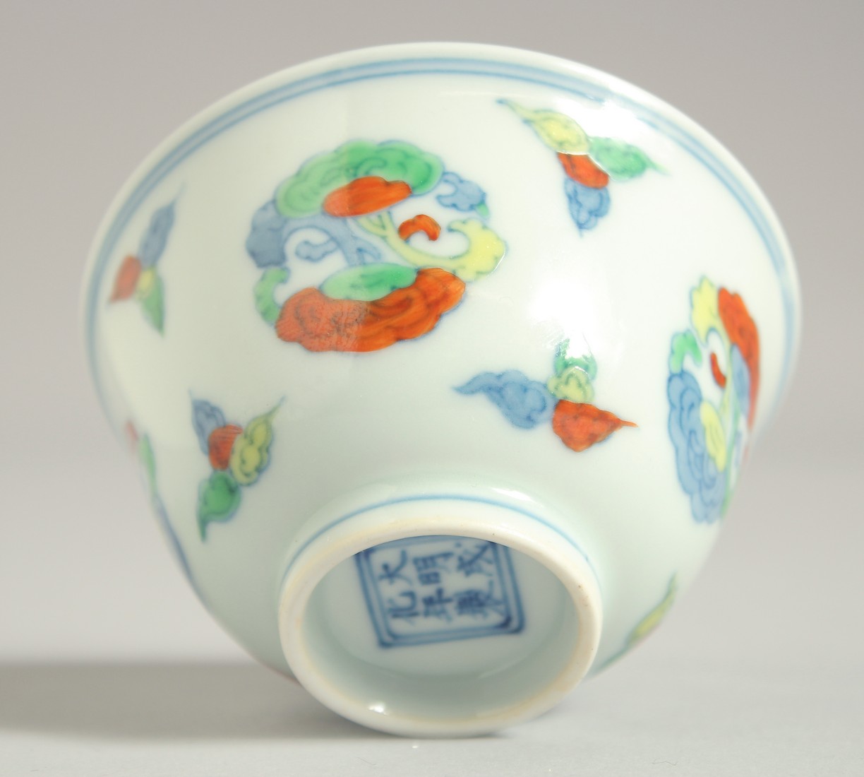 A CHINESE MING STYLE DOUCAI CUP. 8cm diameter. - Image 3 of 7