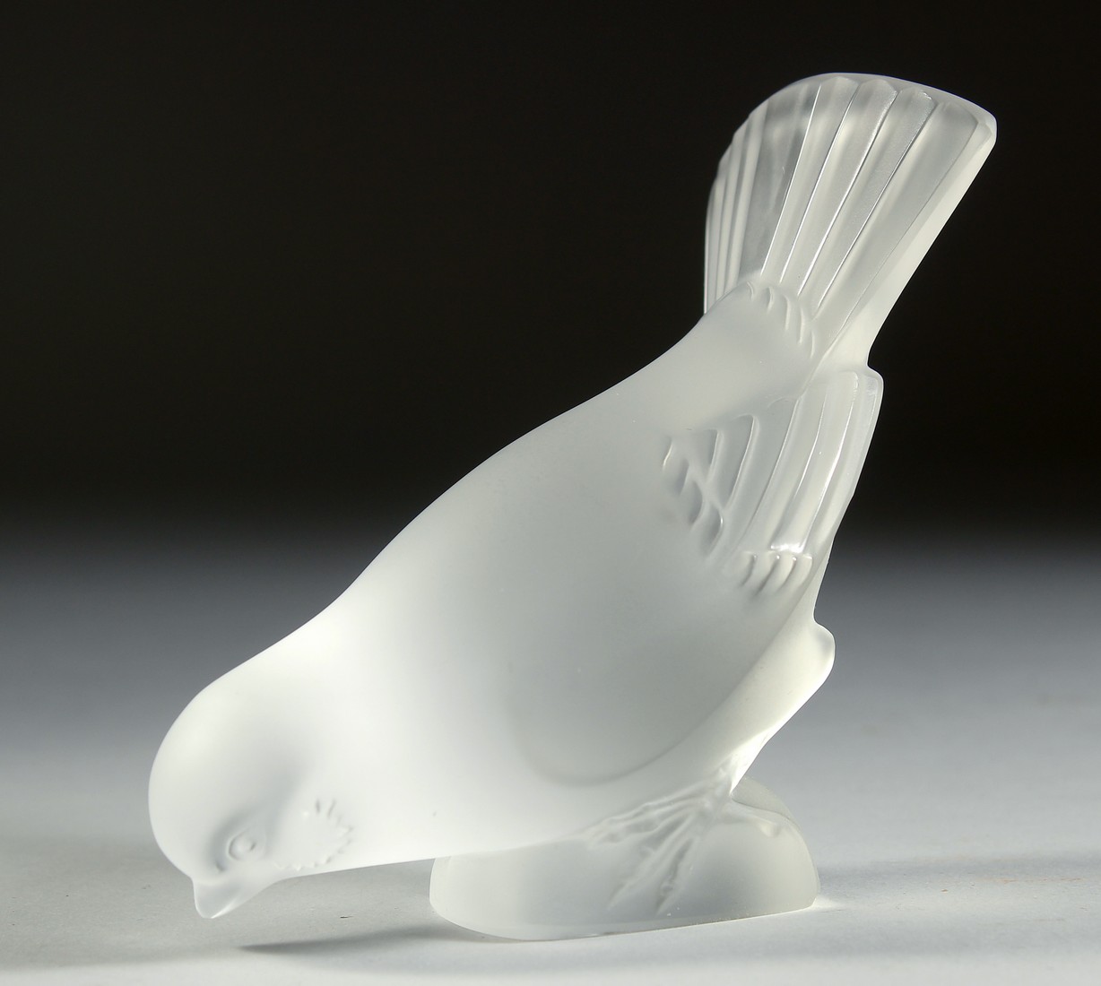 A LALIQUE FROSTED GLASS BIRD, wings open Signed, Lalique, France. 5.25ins long. - Bild 2 aus 3