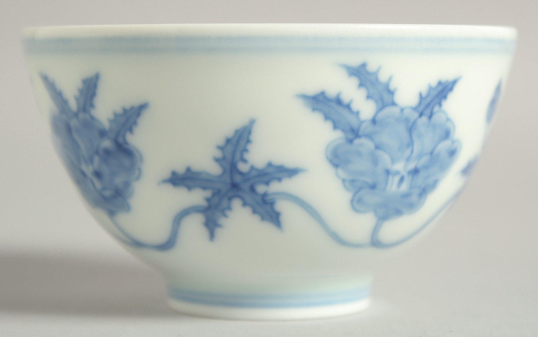 A CHINESE BLUE AND WHITE PORCELAIN CUP, 7.5cm diameter.