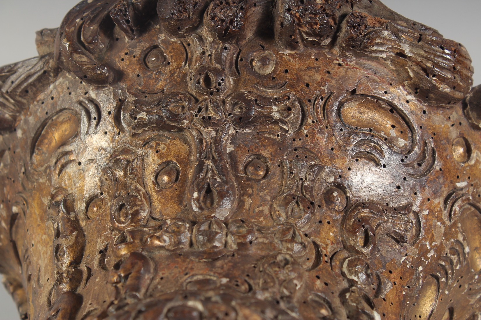 A GOOD 18TH CENTURY CARVED AND GILDED LIMEWOOD WALL BRACKET. 7ins high x 10ins wide. - Image 3 of 5