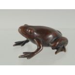 A JAPANESE BRONZE FROG 4.5cm.