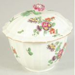 A GOOD 1ST PERIOD WORCESTER PORCELAIN CIRCULAR BOWL AND COVER painted with flowers with flower knop.