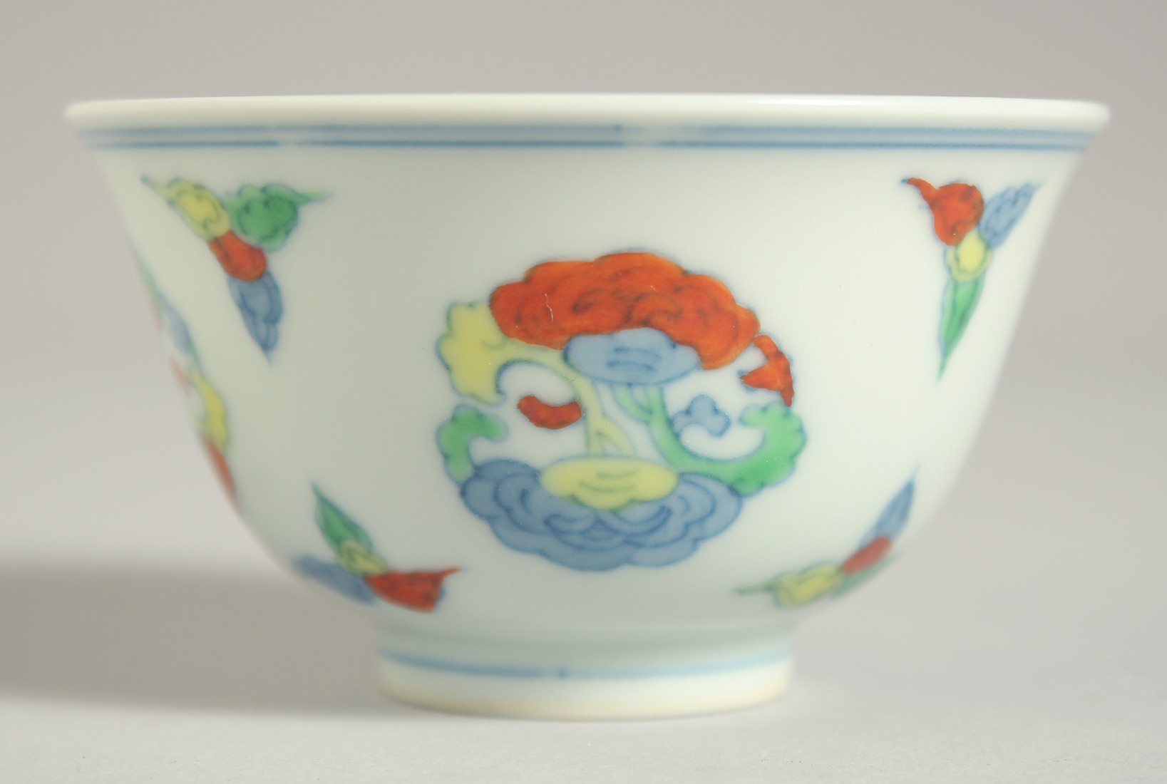 A CHINESE MING STYLE DOUCAI CUP. 8cm diameter. - Image 5 of 7