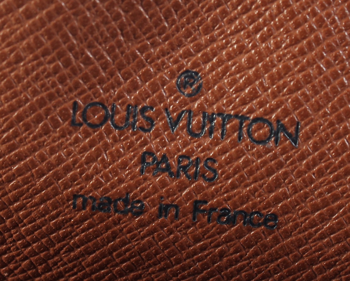 A LOUIS VUITTON SHOULDER BAG. 9ins long, 5.5ins long. - Bild 4 aus 4