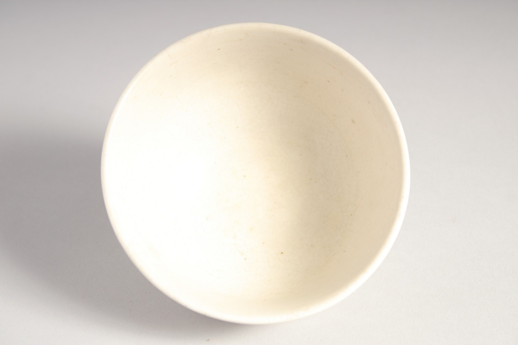 A CHINESE TRI-COLOUR BOWL, 12cm diameter. - Image 4 of 6