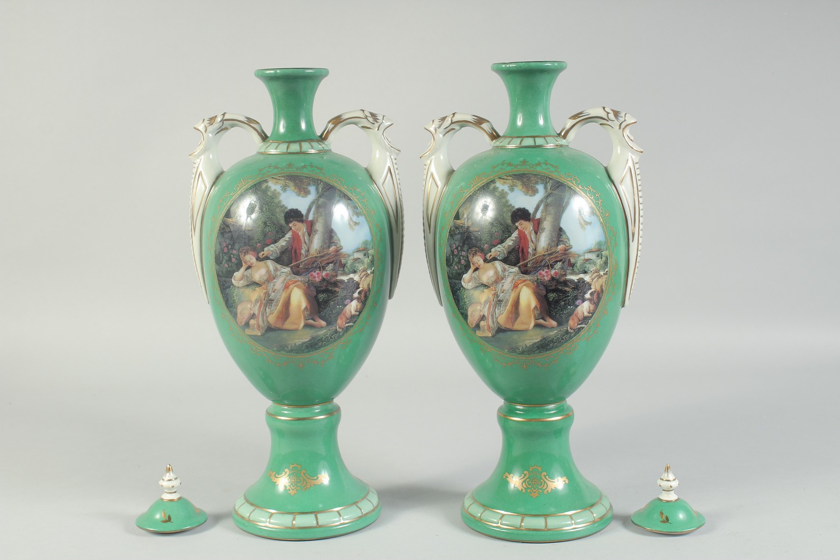 A PAIR OF GREEN GROUND SEVRES STYLES TWO HANDLED VASES AND COVERS with oval classical scenes. 1ft - Bild 3 aus 3