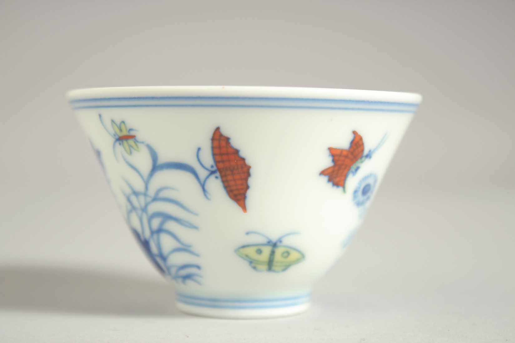 A CHINESE MING STYLE DOUCAI CUP 7cm diameter. - Image 6 of 6