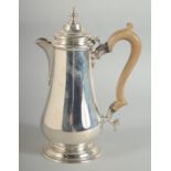 A GOOD SILVER PEAR SHAPED COFFEE POT AND COVER with wooden handles. London 1967. Weight: 22ozs.