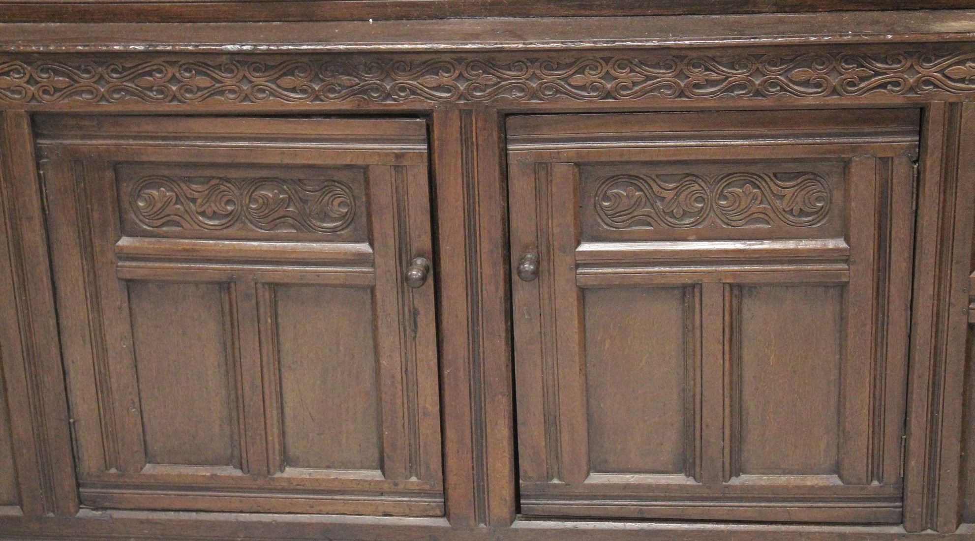 A GOOD 18TH CENTURY OAK COURT CUPBOARD, GOOD COLOUR with plain top, the front with carved frieze - Image 5 of 5