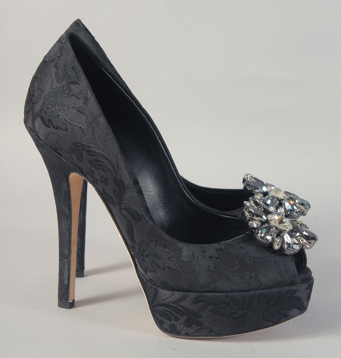 A PAIR OF DOLCE AND GABBANA HIGH HEEL SHOES with crystals. Size 36.5. - Bild 5 aus 10