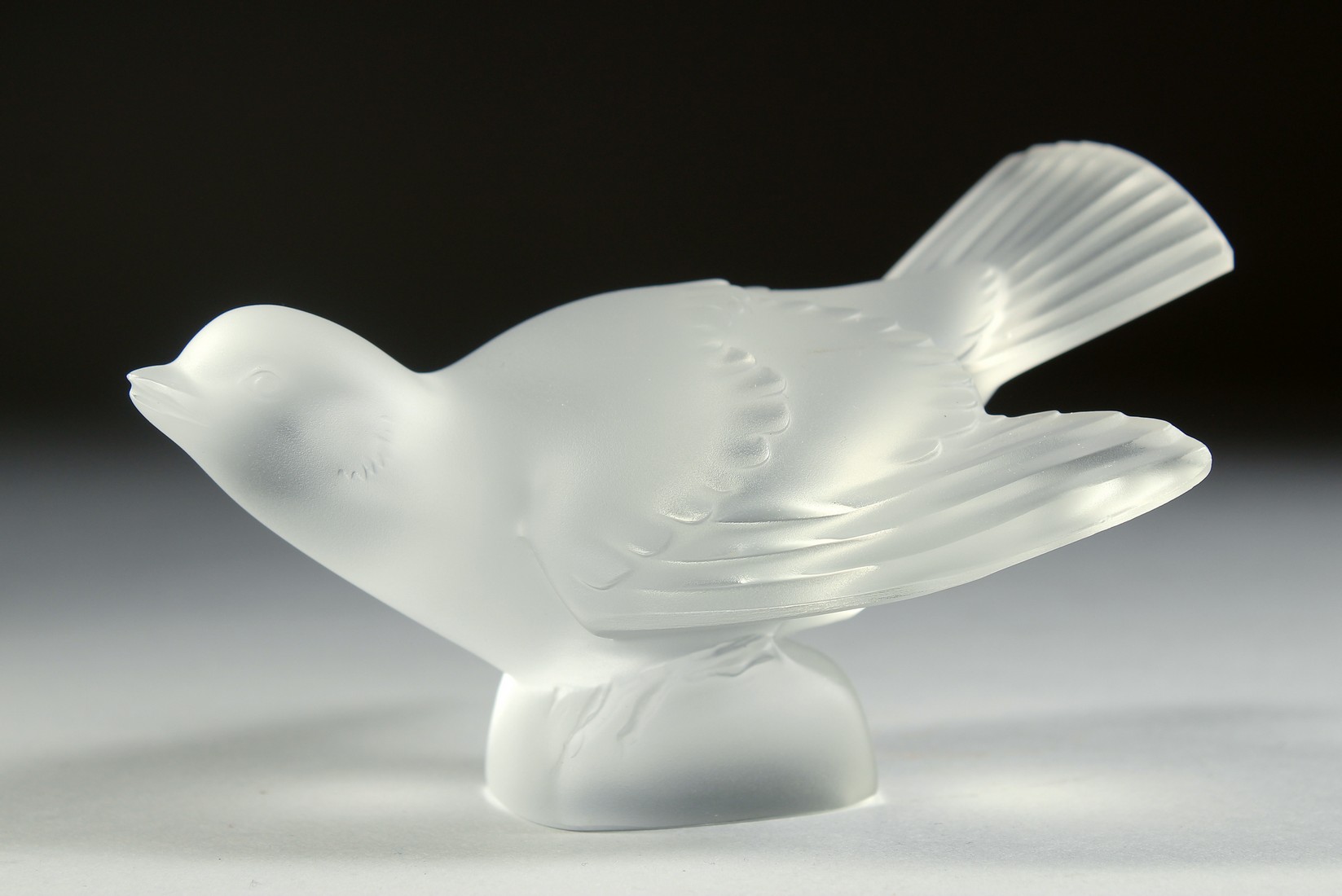 A LALIQUE FROSTED GLASS BIRD, wings closed. Signed, Lalique, France. 5.25ins long. - Bild 2 aus 4