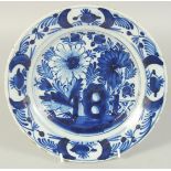 A DELFT BLUE AND WHITE GLAZE PLATE.