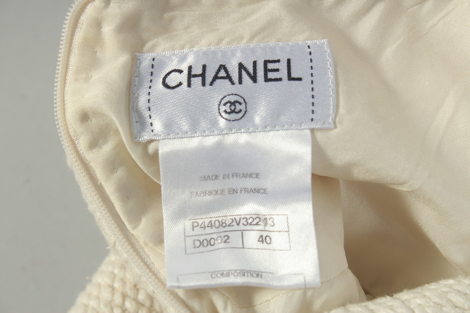 A CHANEL TWO PIECE CREAM SILK LADIES SUIT WITH METAL TRIM. Size 40. - Bild 7 aus 8