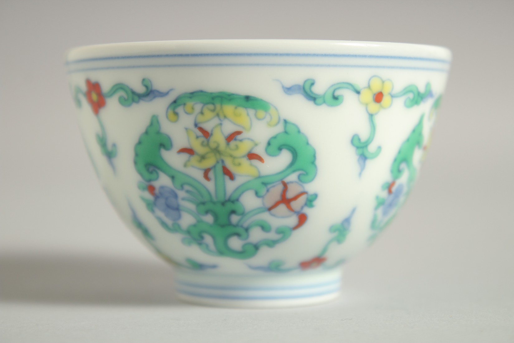 A CHINESE DOUCAI PORCELAIN CUP, 7.5cm diameter. - Image 6 of 6