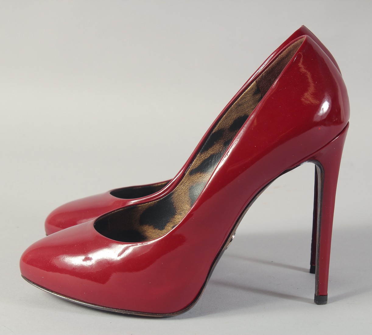 A PAIR OF DOLCE AND GABBANA RED HIGH HEEL SHOES. Size 37. - Bild 5 aus 7