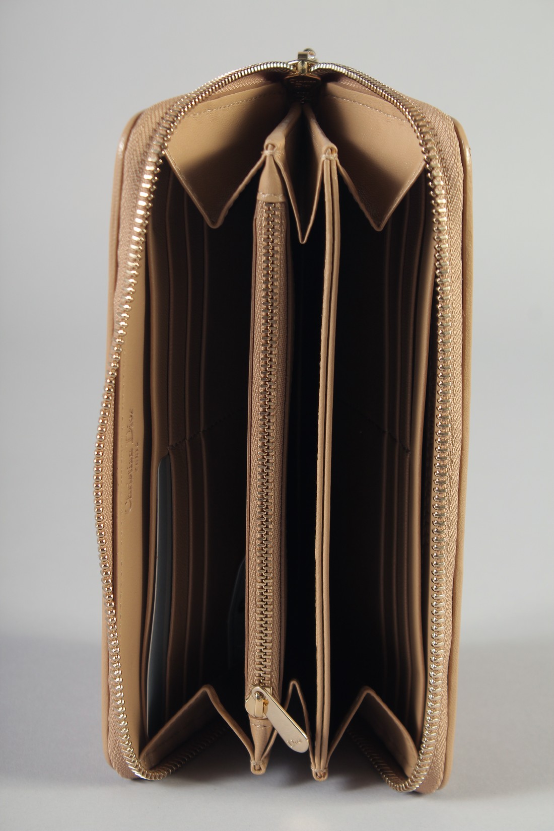 A CHRISTIAN DIOR PADDED PURSE. 20cm long, 11cm high, with a Dior gilt tag, in a dust cover. - Bild 5 aus 7
