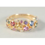 A GOOD 18CT GOLD MULTI SAPPHIRE AND DIAMOND RING.