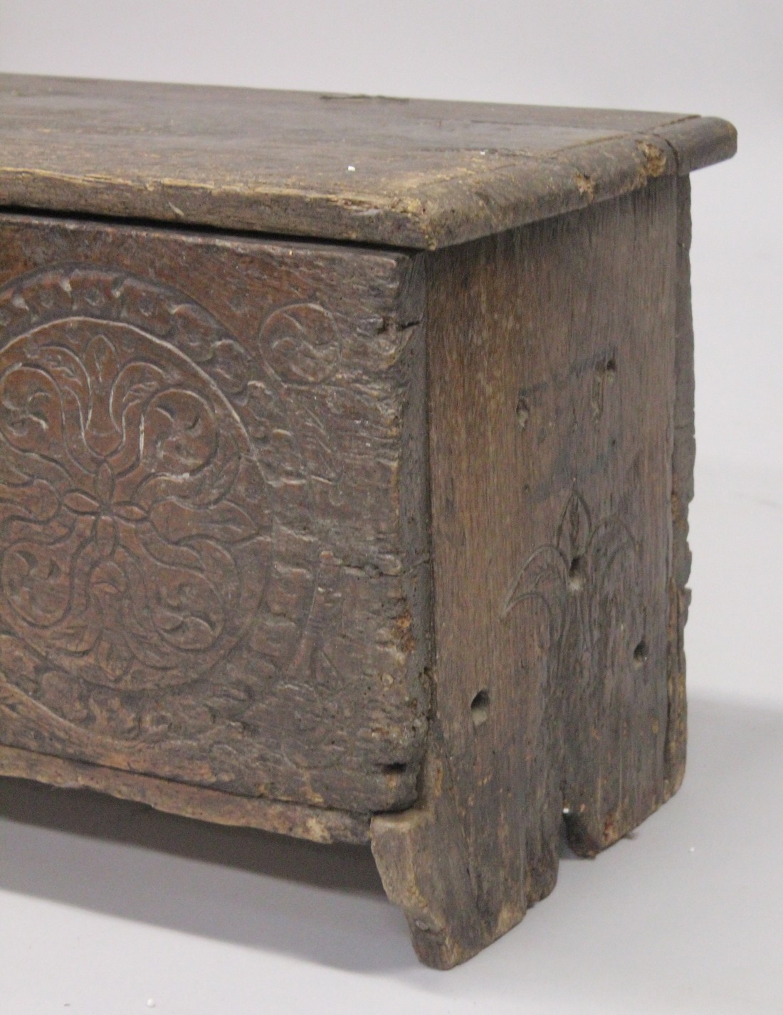 A VERY EARLY POSSIBLY 16TH CENTURY OAK SWORD CHEST with plain plank top and sides. The front with - Image 6 of 6