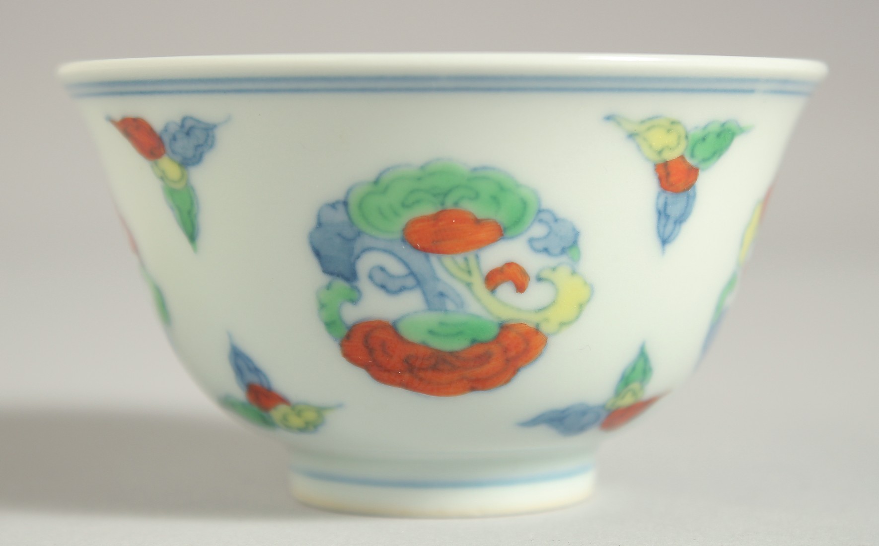 A CHINESE MING STYLE DOUCAI CUP. 8cm diameter.