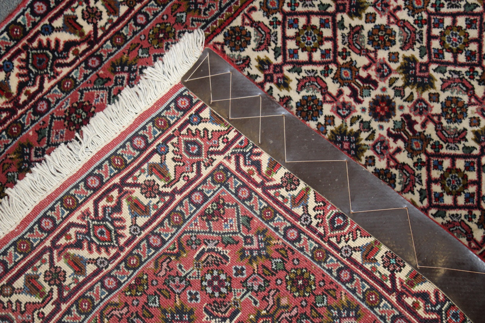 A SMALL PERSIAN RUG with stylised decoration on a rust ground. 106cm x 70cm. - Image 3 of 3