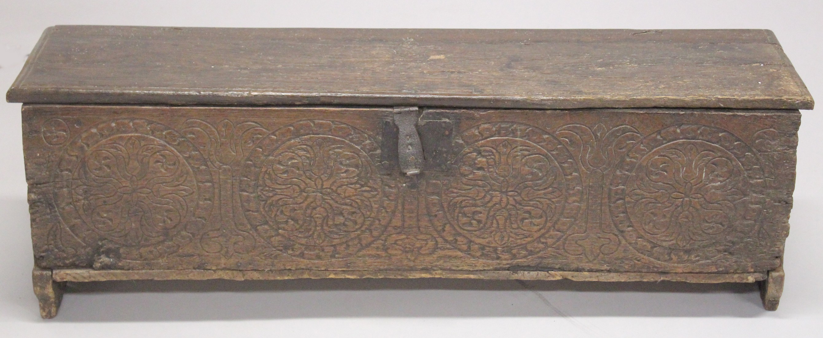 A VERY EARLY POSSIBLY 16TH CENTURY OAK SWORD CHEST with plain plank top and sides. The front with