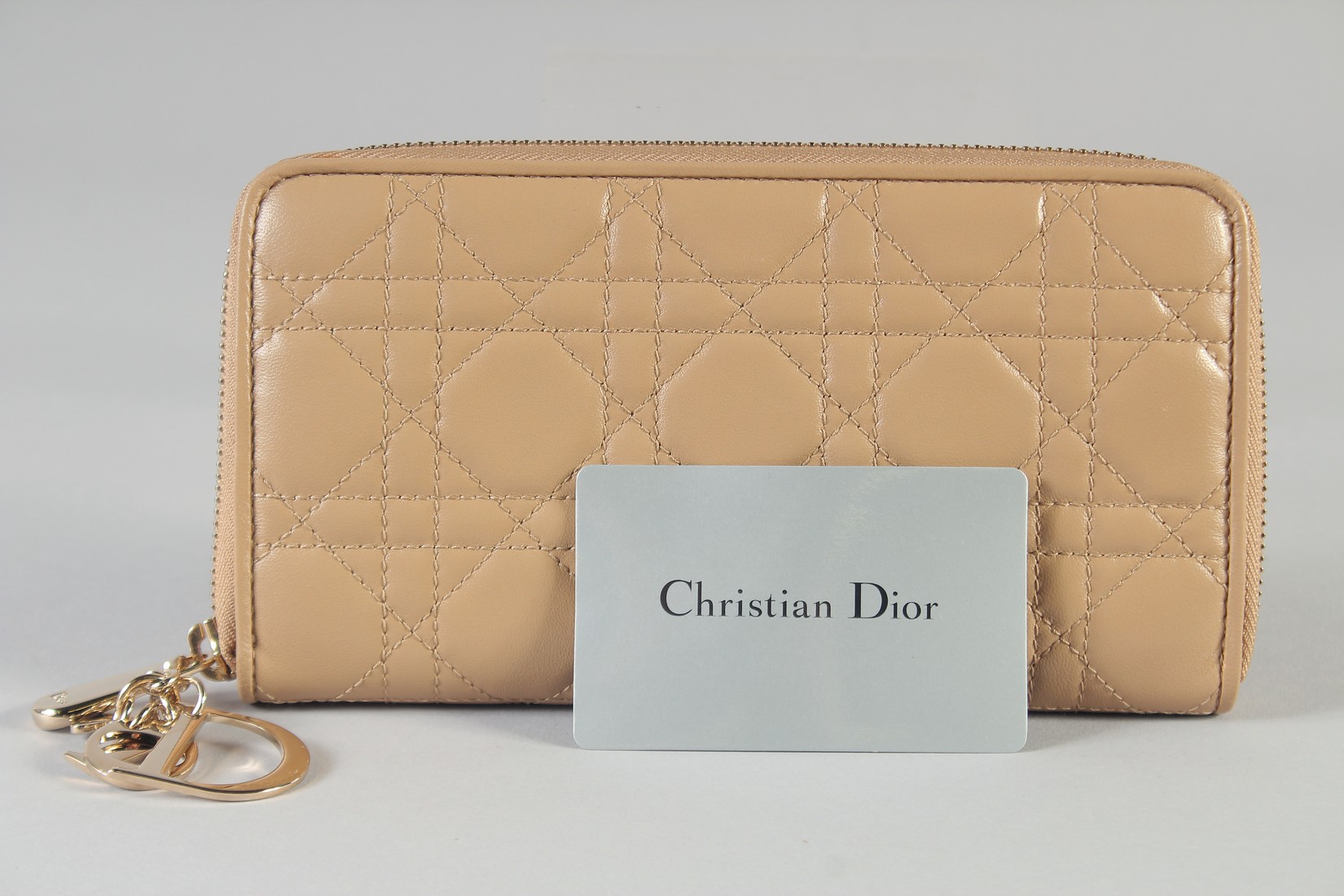 A CHRISTIAN DIOR PADDED PURSE. 20cm long, 11cm high, with a Dior gilt tag, in a dust cover. - Bild 6 aus 7