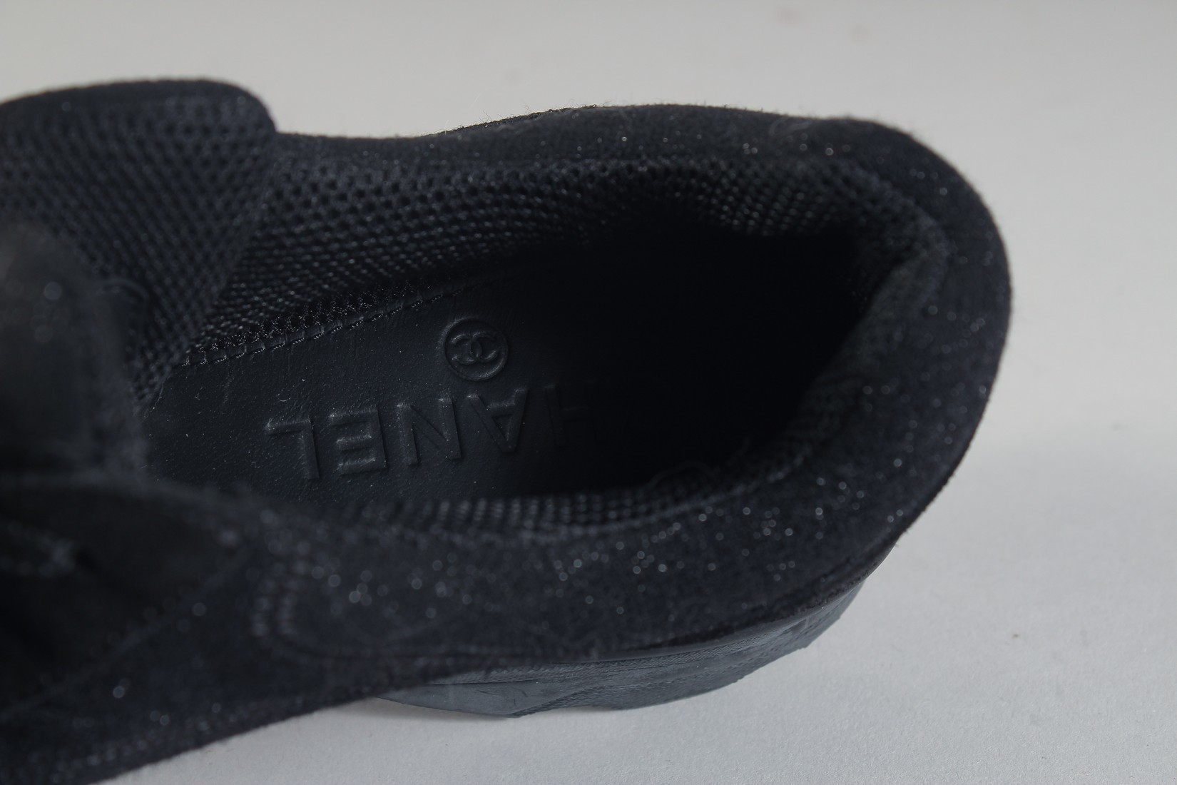 A PAIR OF CHANEL BLACK TRAINERS in a dust bag. Size 37.5. - Bild 6 aus 9