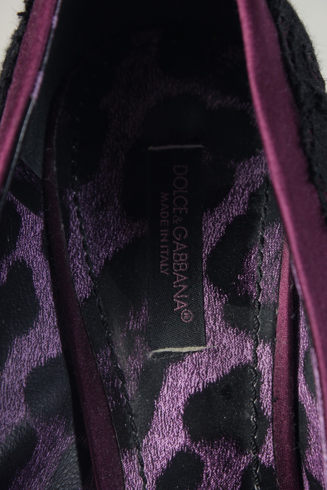 A PAIR OF DOLCE AND GABBANA BLACK AND PURPLE HIGH HEEL SHOES. Size 37. - Bild 4 aus 7
