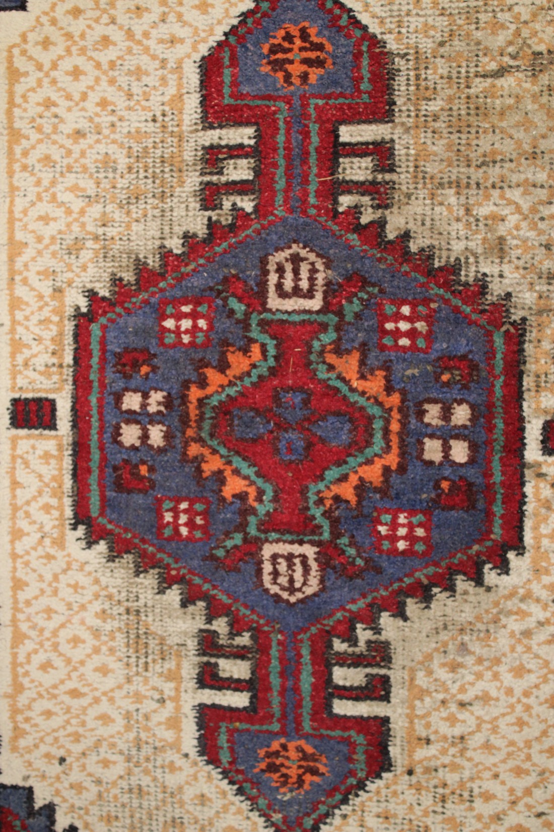 A PERSIAN RUG with geometric panels. 201cm x 94cm. - Bild 2 aus 3