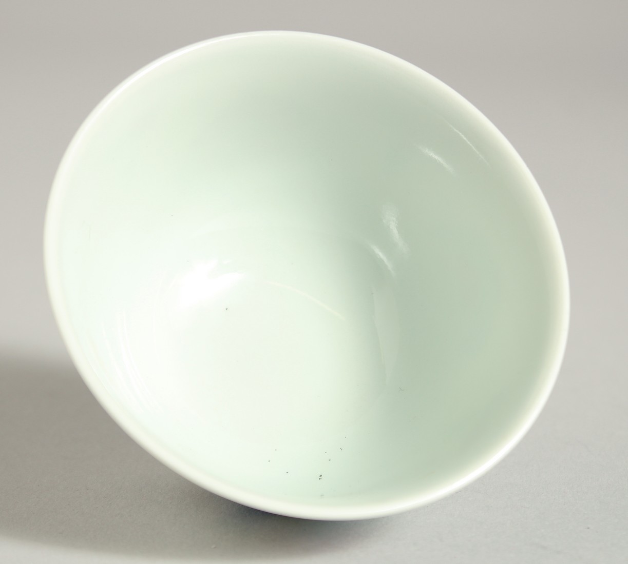 A CHINESE MING STYLE DOUCAI CUP. 8cm diameter. - Image 4 of 7
