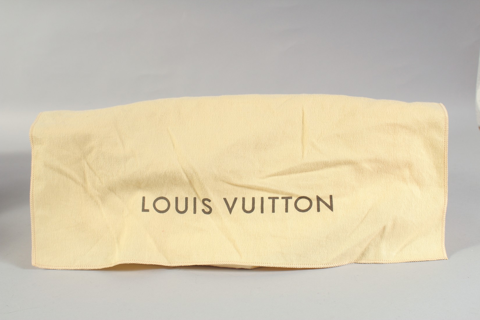 A LOUIS VUITTON FOLDING SILVER METALLIC CLUTCH BAG with folding front. 12ins long, 7ins deep, in - Bild 7 aus 7