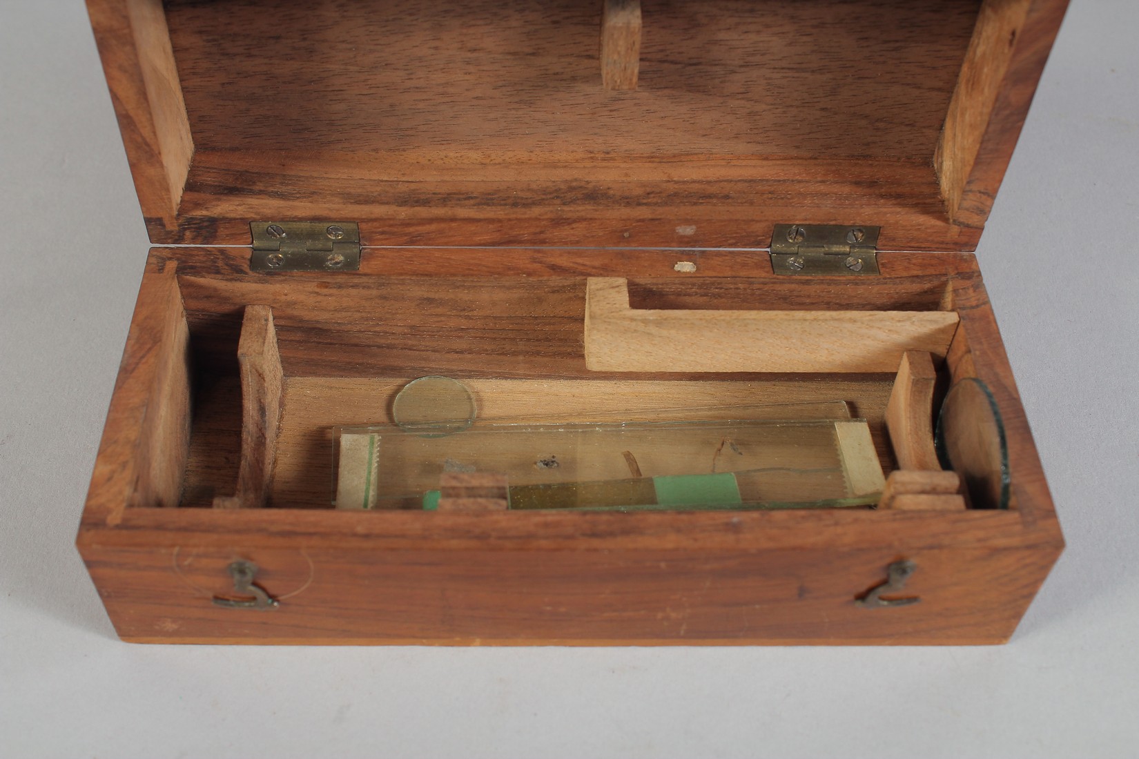 A 19TH CENTURY BOXED DRUM TYPE MICROSCOPE and two slides. 5.5ins long. - Bild 3 aus 4