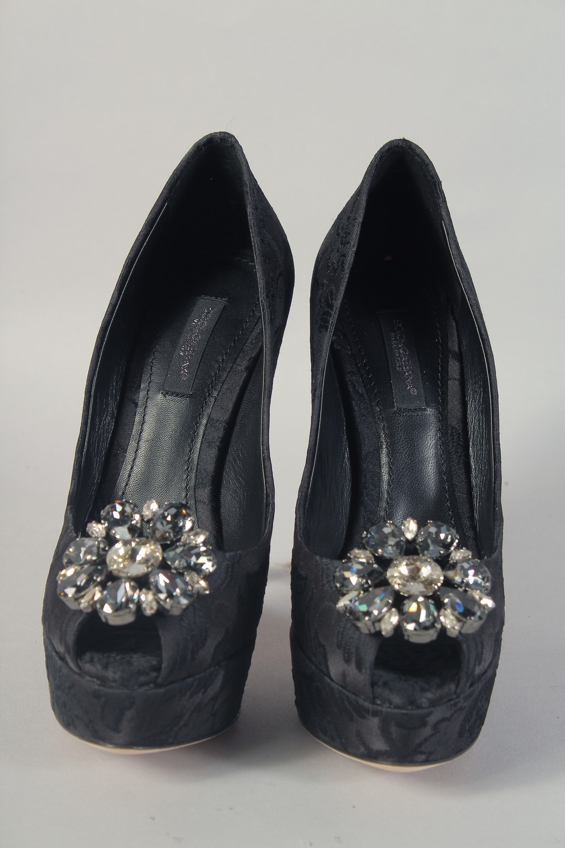 A PAIR OF DOLCE AND GABBANA HIGH HEEL SHOES with crystals. Size 36.5. - Bild 2 aus 10