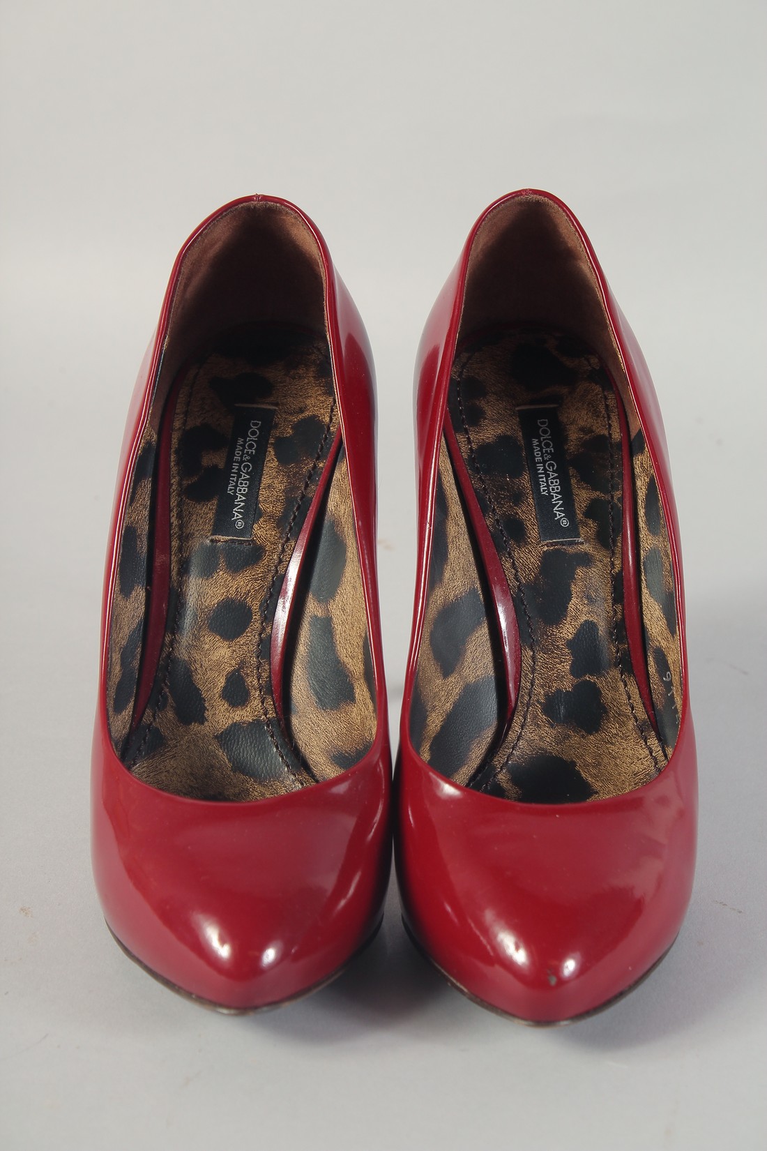 A PAIR OF DOLCE AND GABBANA RED HIGH HEEL SHOES. Size 37. - Bild 2 aus 7