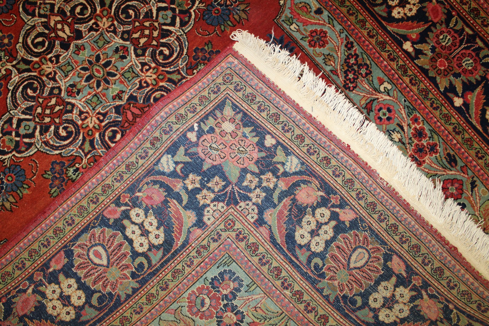 A VERY GOOD PERSIAN FLORAL RUG on a red ground. 135cm x 210cm. - Bild 3 aus 3