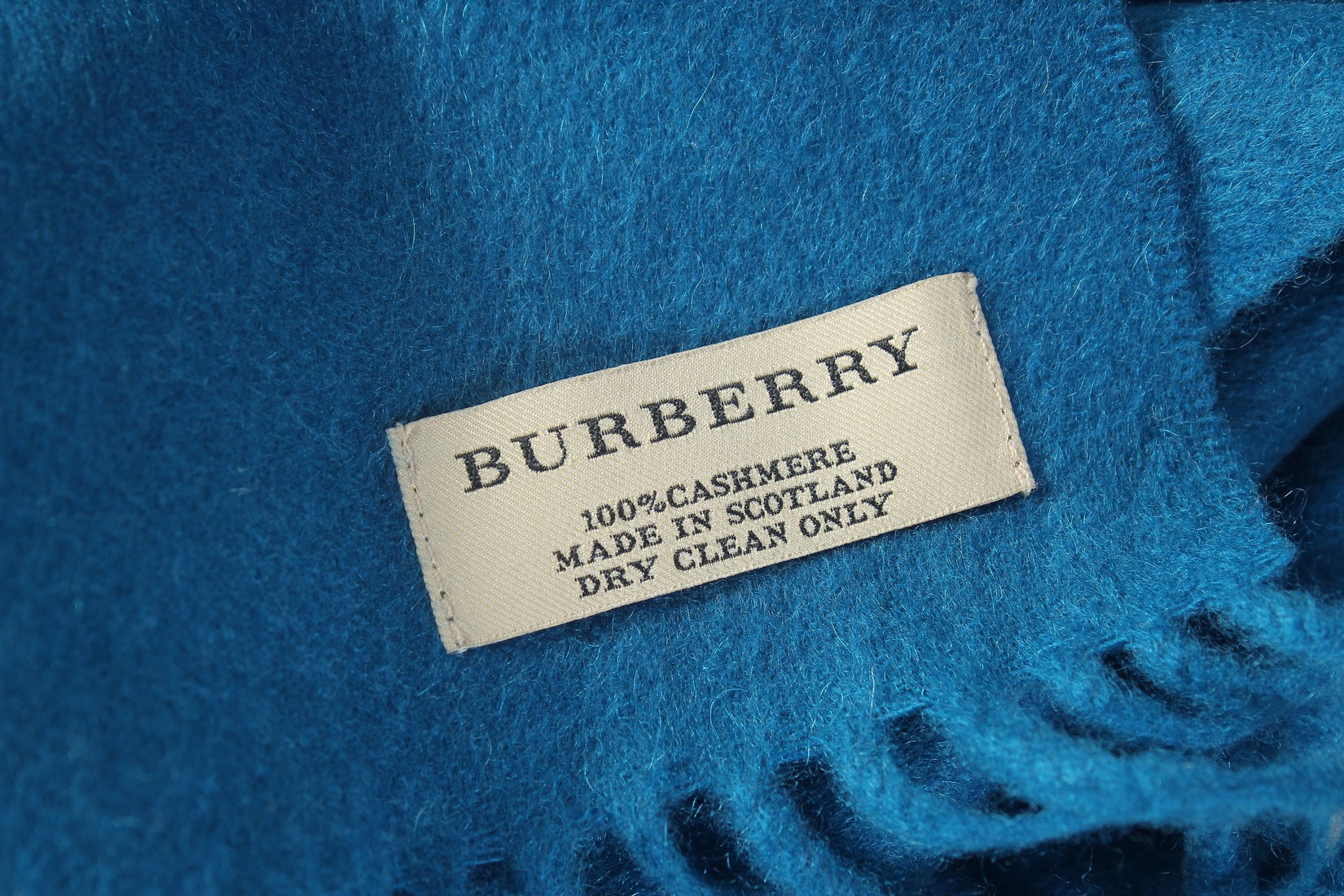 A BURBERRY BLUE CASHMERE SCARF with horse and rider design, 4ft long. - Bild 3 aus 3