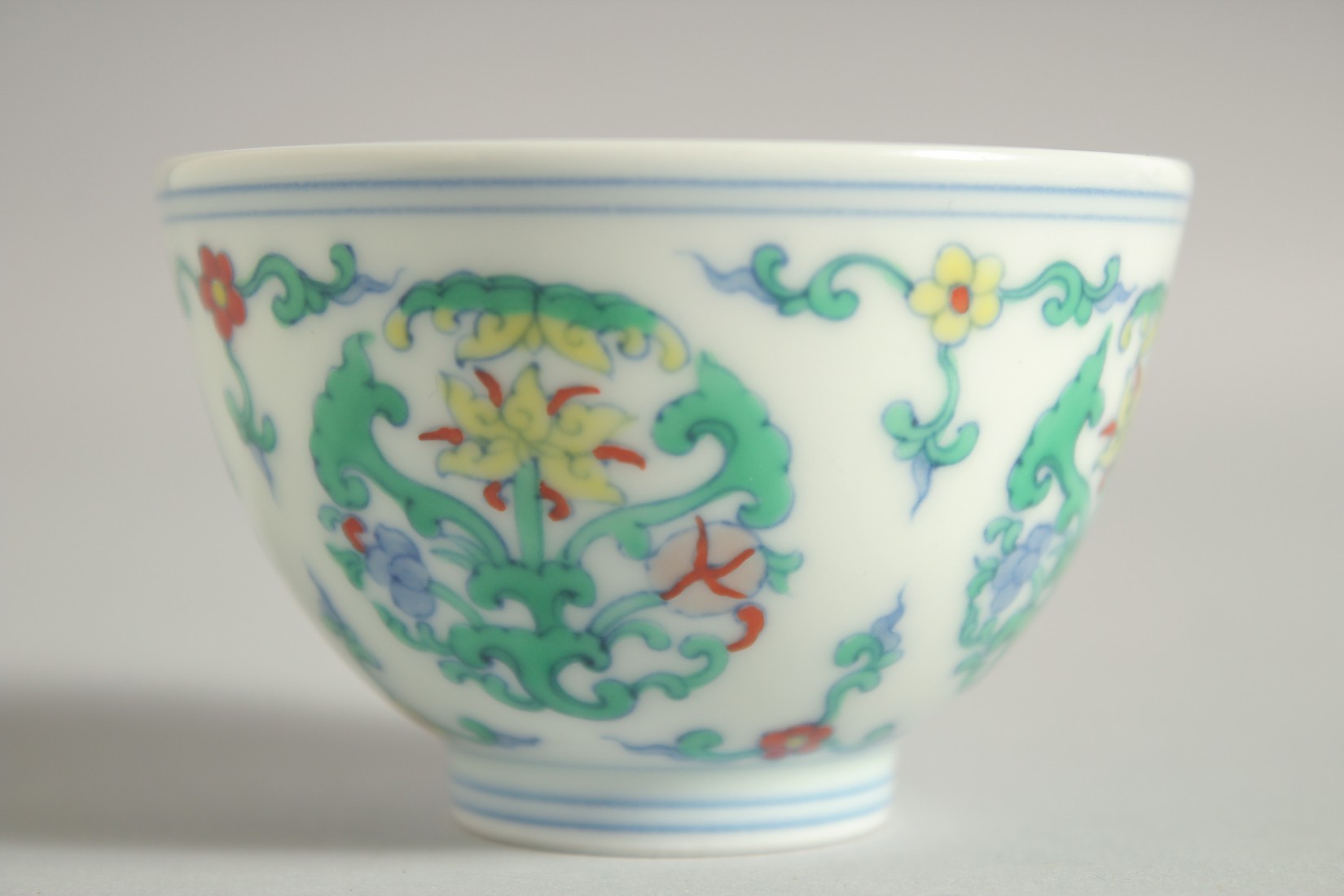 A CHINESE DOUCAI PORCELAIN CUP, 7.5cm diameter. - Image 5 of 6
