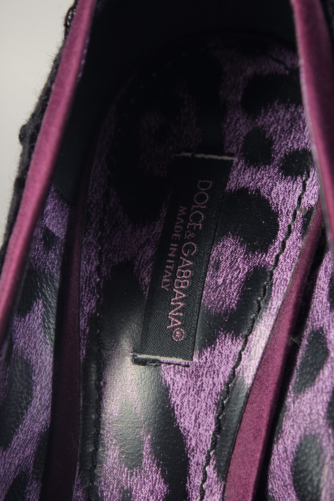 A PAIR OF DOLCE AND GABBANA BLACK AND PURPLE HIGH HEEL SHOES. Size 37. - Bild 3 aus 7