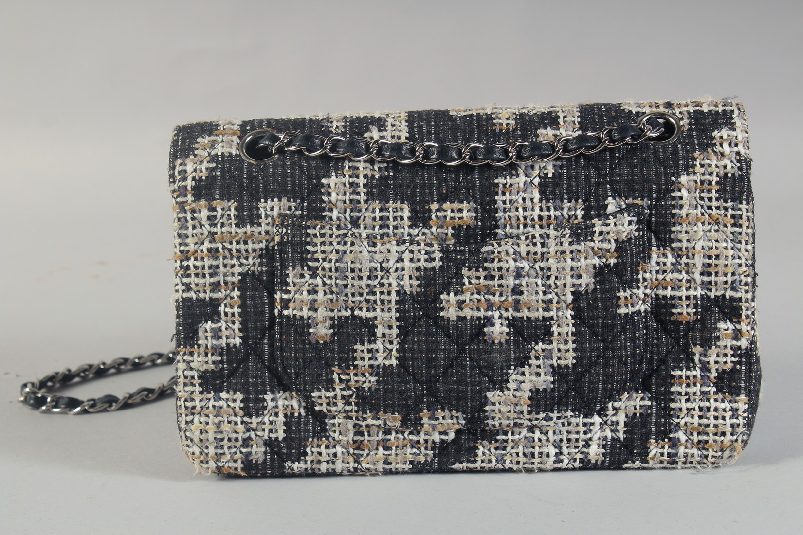 A GOOD CHANEL BLACK AND WHITE WOVEN TWEED/FABRIC BAG with black leather interior with entwined - Bild 3 aus 6