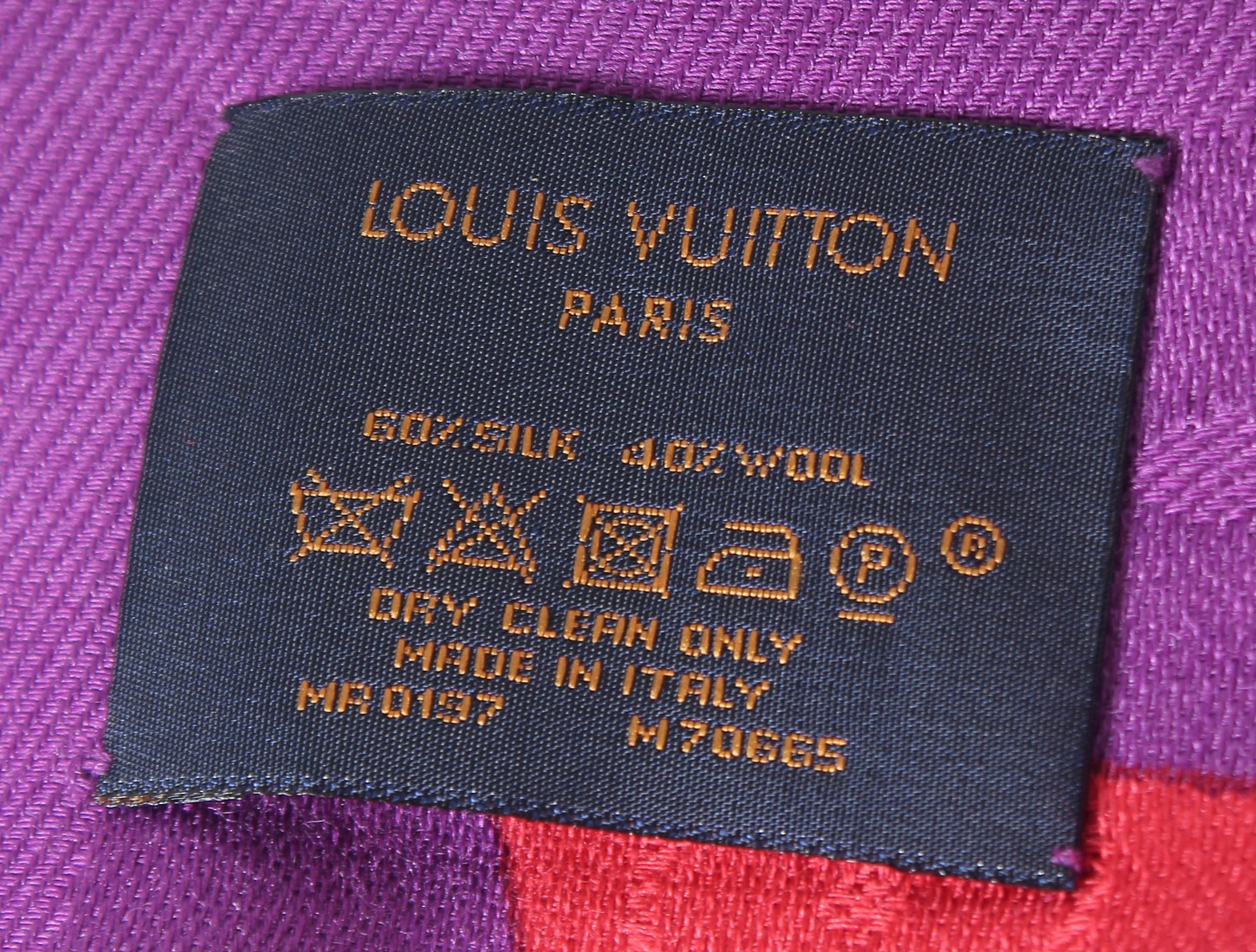 A LARGE LOUIS VUITTON SHAWL in red and blue with Louis Vuitton emblem. 140cm x 140cm open, in - Bild 3 aus 5